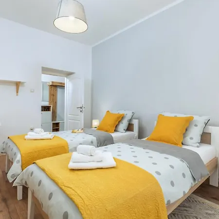 Holiday home Lovely House With Garden Near Centre *