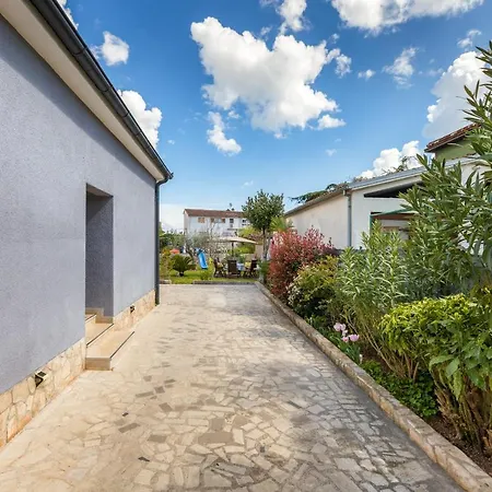 Lovely House With Garden Near Centre Holiday home *