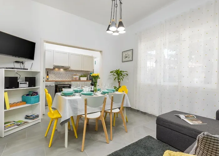 Lovely House With Garden Near Centre Vikendica