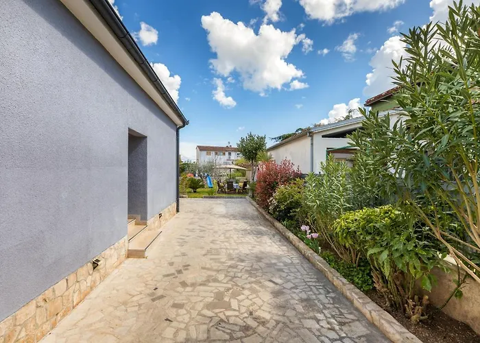 Lovely House With Garden Near Centre Vikendica *